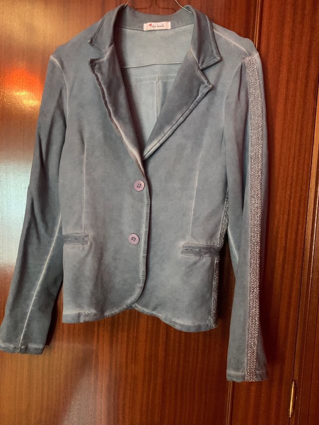 Blazer azul claro deslavado.