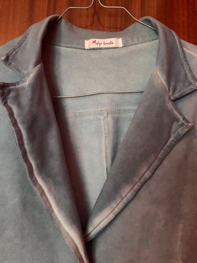Blazer azul claro deslavado.