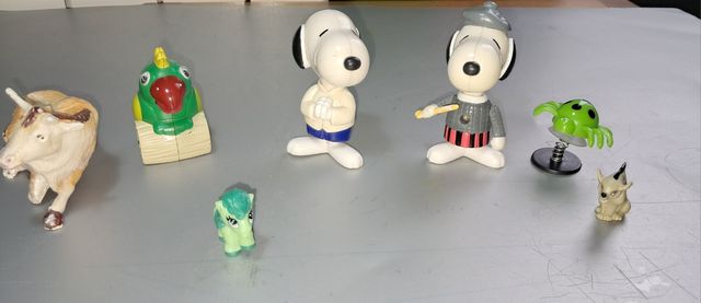 7 Muñecos: 2 Snoopy y 5 variados.