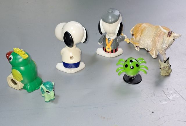 7 Muñecos: 2 Snoopy y 5 variados.