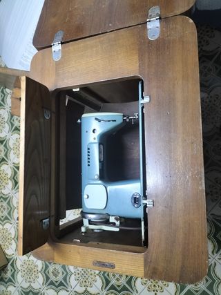 Maquina de coser con mueble