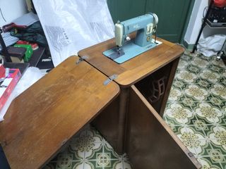 Maquina de coser con mueble