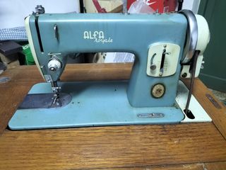 Maquina de coser con mueble