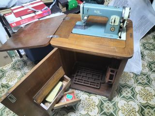 Maquina de coser con mueble