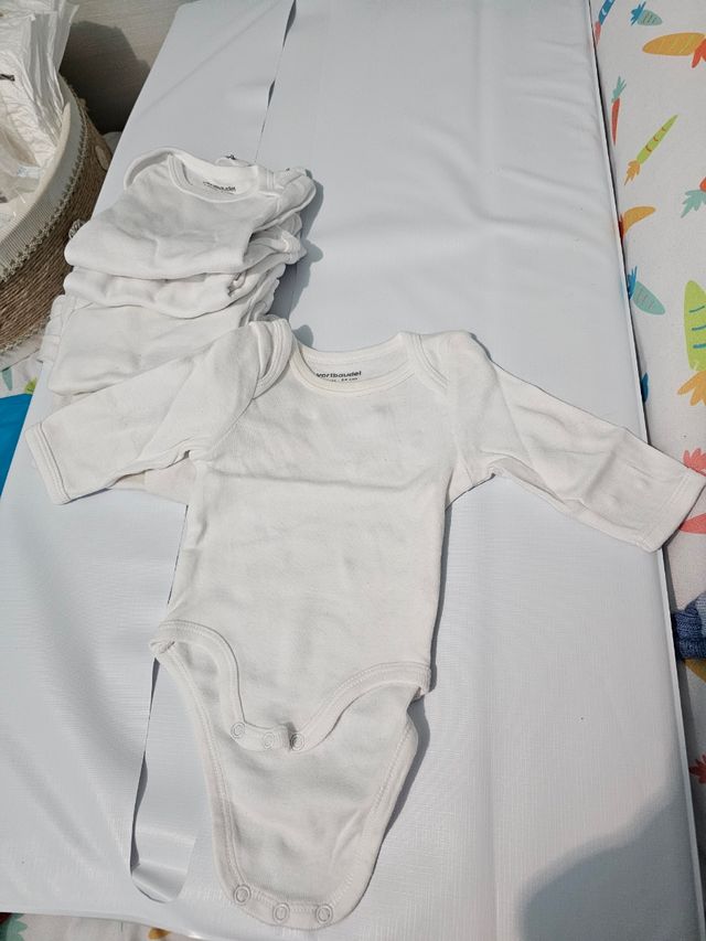 Bodys bebe 1 mes.