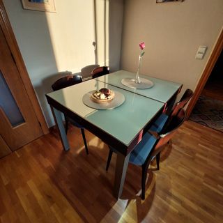 Tavolo e sedie allungabili