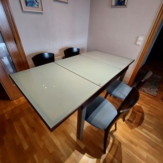 Tavolo e sedie allungabili