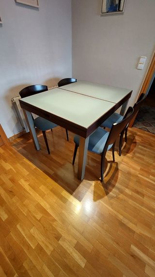 Tavolo e sedie allungabili