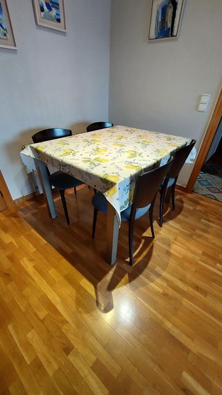 Tavolo e sedie allungabili