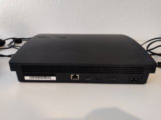 PlayStation 3 Slim + 2 Mandos + Cables.