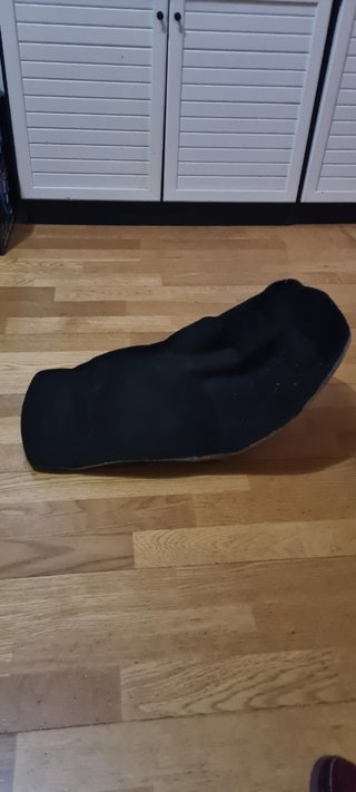 Alfombrilla hueco asiento, Kymco AK 550. Original