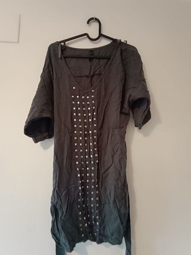 Camiseta con tachuelas