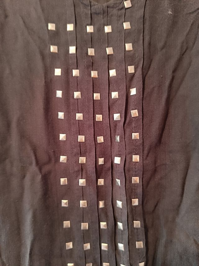 Camiseta con tachuelas