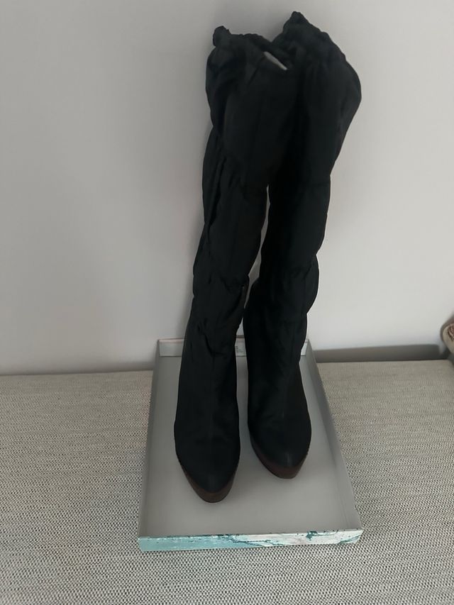 Botas marrones de tacon. Lola Cruz