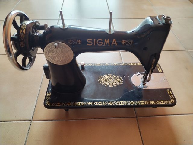 Maquina de coser Sigma negra