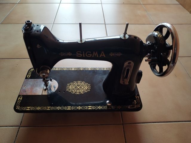 Maquina de coser Sigma negra