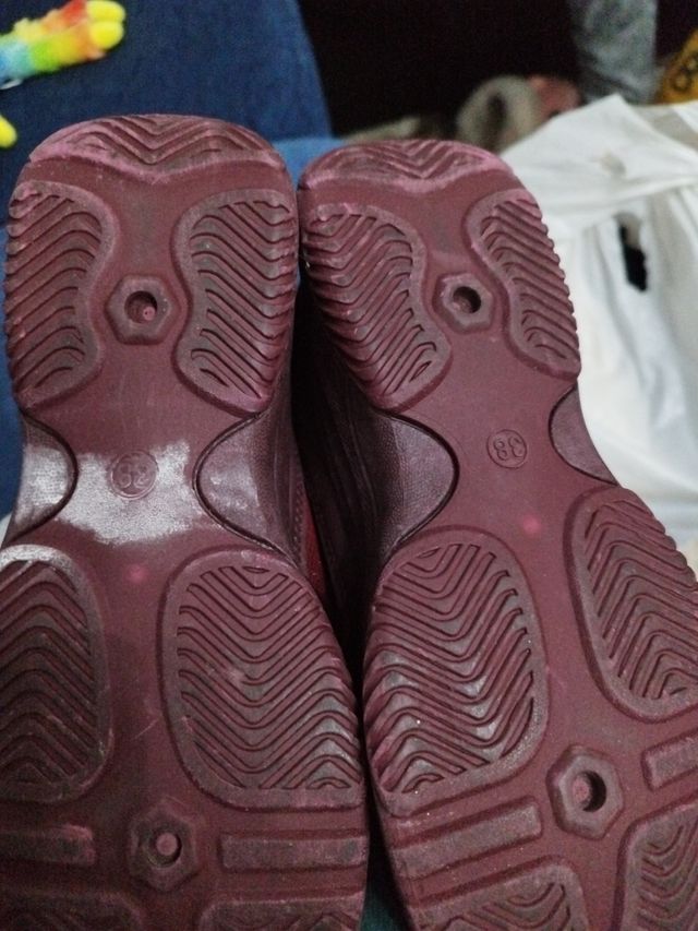 Zapatillas granate y brillo