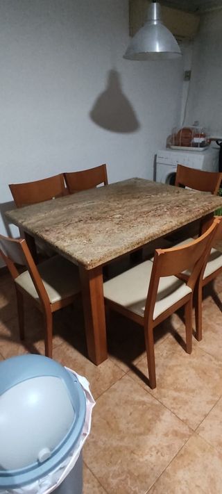 Mesa y sillas 