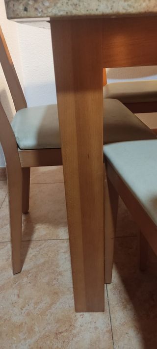 Mesa y sillas 