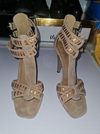 Sandalia tacon beige.