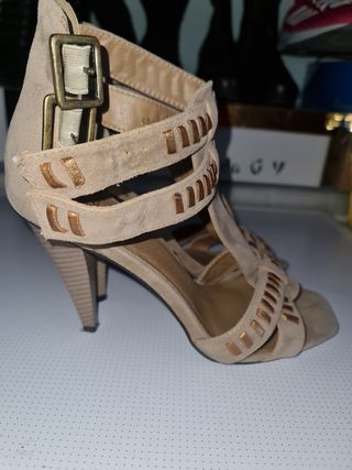 Sandalia tacon beige.