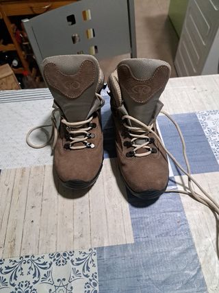Botas de montaña y nieve.