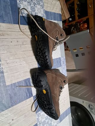 Botas de montaña y nieve.