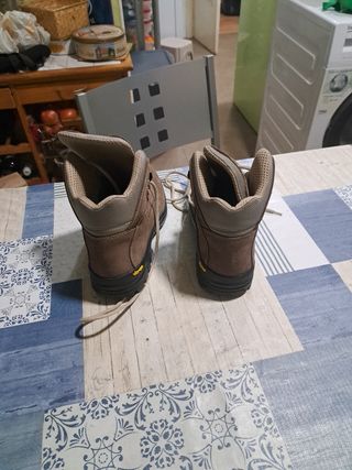 Botas de montaña y nieve.