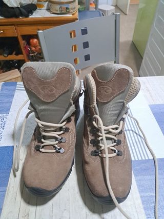 Botas de montaña y nieve.