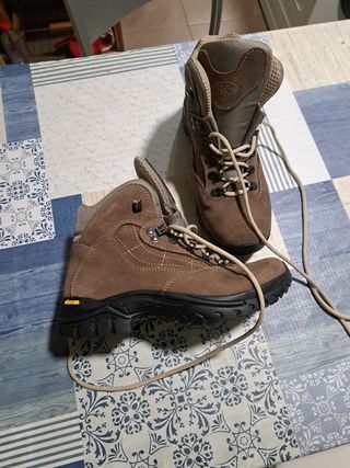 Botas de montaña y nieve.