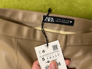Pantalón beige tipo cuero