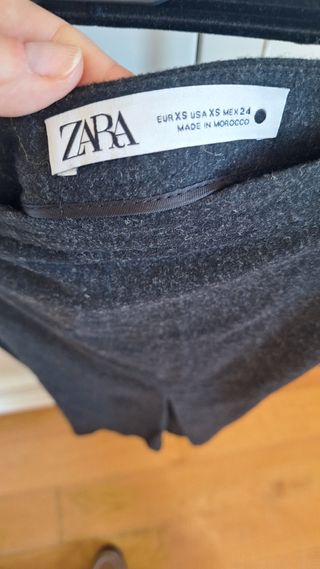 Falda midi gris Zara