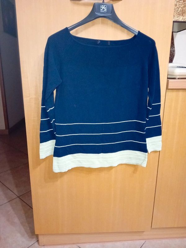 Maglia colore blu/verde con profili bianchi lamina