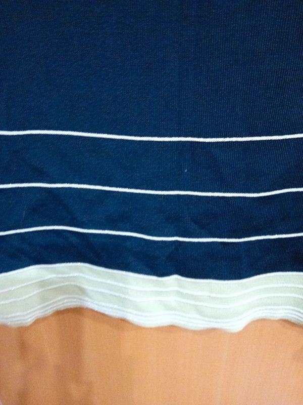 Maglia colore blu/verde con profili bianchi lamina