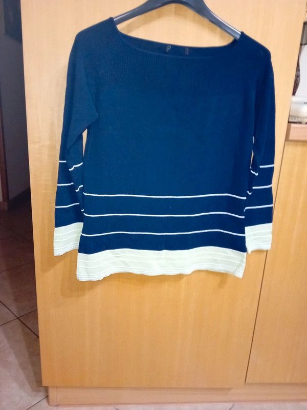 Maglia colore blu/verde con profili bianchi lamina