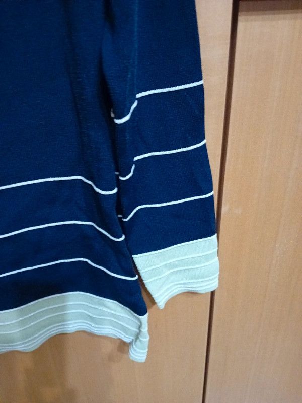 Maglia colore blu/verde con profili bianchi lamina