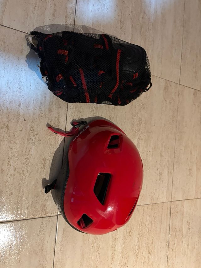 Casco y protecciones patinaje niño
