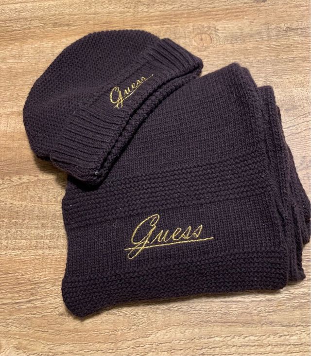 Conjunto gorro y bufanda de Guess