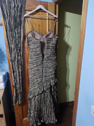 VESTIDO LARGO DE UN DIA PUESTO.