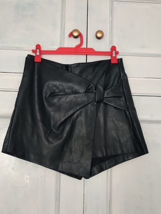 Falda short negra efecto piel de Zara