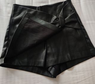 Falda short negra efecto piel de Zara