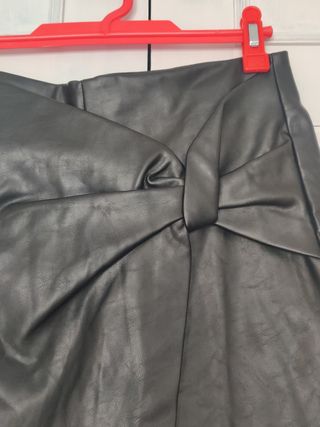 Falda short negra efecto piel de Zara