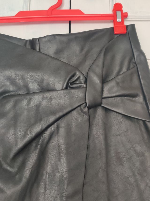 Falda short negra efecto piel de Zara