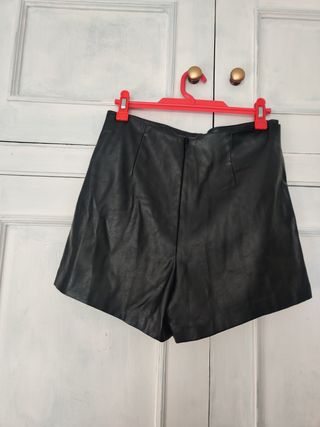 Falda short negra efecto piel de Zara