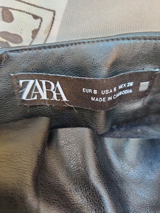 Falda short negra efecto piel de Zara