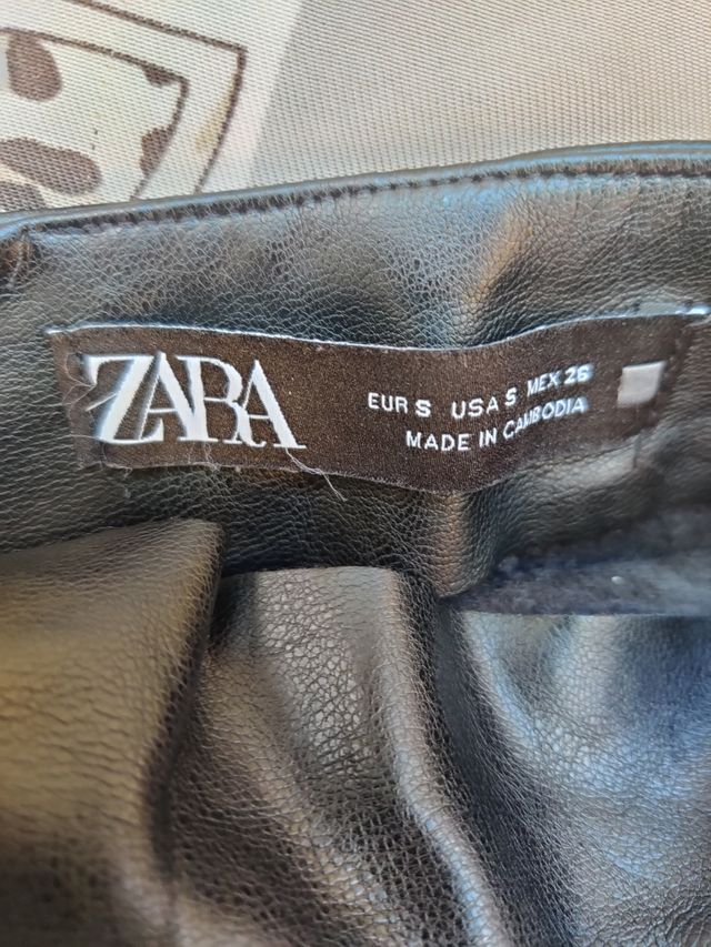 Falda short negra efecto piel de Zara