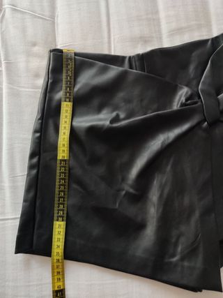 Falda short negra efecto piel de Zara