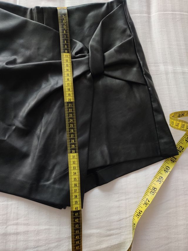 Falda short negra efecto piel de Zara