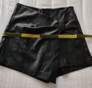 Falda short negra efecto piel de Zara