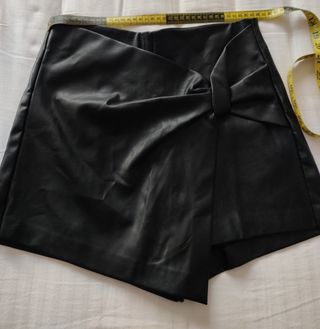 Falda short negra efecto piel de Zara